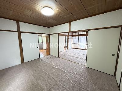 大江町借家の居間・リビング|風情ある和室の室内です＊