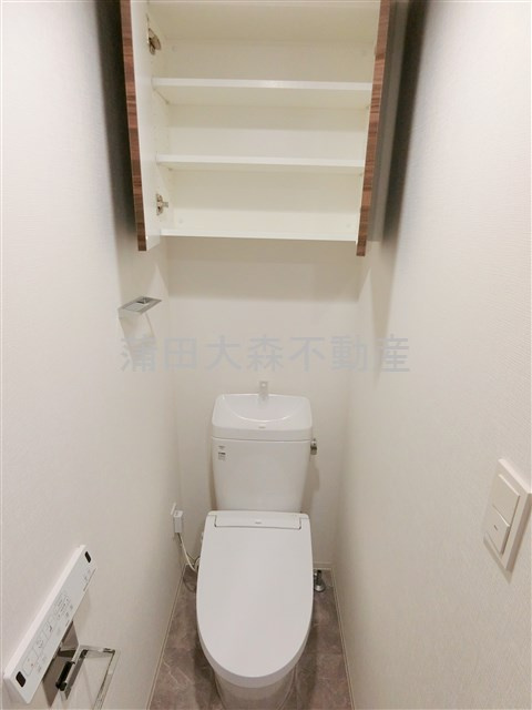 LUMEEDルミード蒲田南のトイレ|吊戸棚と温水洗浄便座付きトイレ