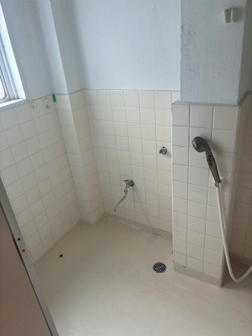 船寺通1丁目中古戸建の浴室|広々としたお風呂に設置してあるシャワーです。