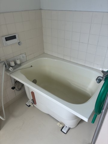 船寺通1丁目中古戸建の浴室|シンプルなデザインのお風呂です。すぐ横にはシャワーもあり広々とした浴室となっております。