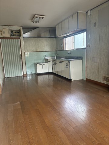 船寺通1丁目中古戸建の居間・リビング|光がとてもよく入るリビングとなっております。