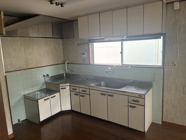 船寺通1丁目中古戸建のキッチン|収納が多く広々としたキッチンです。レンジフードも大きくて嬉しいです！