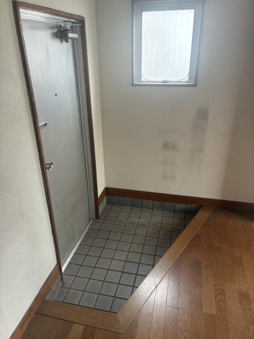 船寺通1丁目中古戸建の玄関|お履きものが多い方でもご安心の玄関スペースです♪