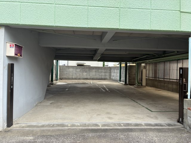 船寺通1丁目中古戸建の駐車場|駐車4台以上可能です♪屋根がるので愛車をぬらすことなく駐車できるのは嬉しいですよね♪