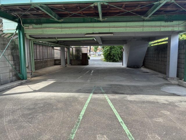 船寺通1丁目中古戸建の駐車場|複数台駐車可能です。屋根もあり物置等やレジャーセットなどもおける多種多様な使い方ができる駐車場です。