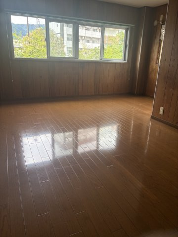 船寺通1丁目中古戸建の洋室|リビングに隣接する洋室です。室内にはお手洗いもあり過ごしやすい空間となっております。応接室としてもご使用いただけます♪