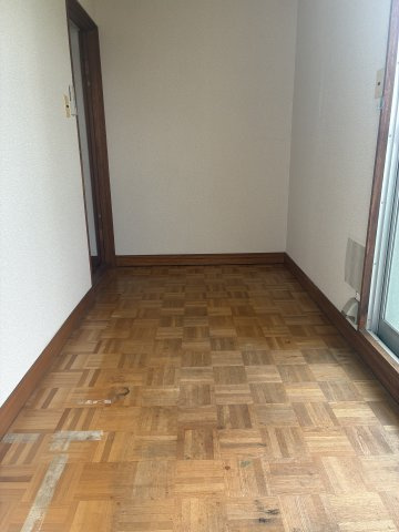 船寺通1丁目中古戸建の洋室|書斎や趣味部屋としてもお使いになれるお部屋となっております。日当たりもとても良いお部屋となっております。