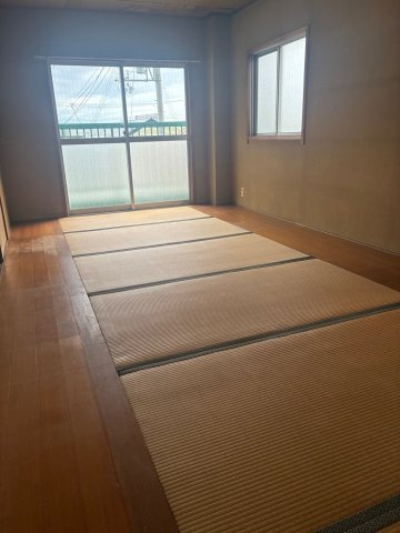 船寺通1丁目中古戸建の和室|2階の和室です。日当たりも抜群で御来客用にもつかえる和室となっております。