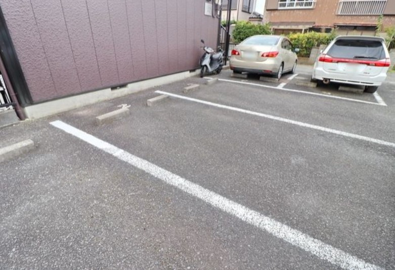 エステート桜ヶ丘の駐車場