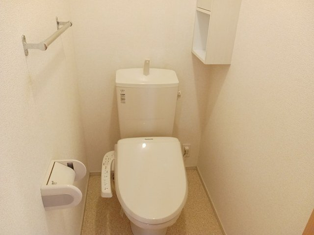 落ち着いた色調のトイレです