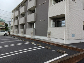 駐車場があるので、車を買う予定の方も安心です