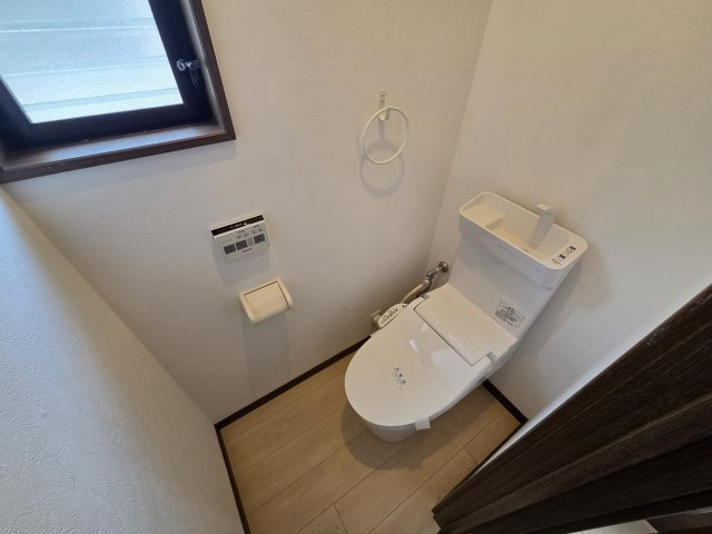 麻生区向原貸家のトイレ|2階トイレ
