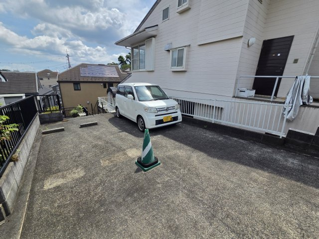麻生区向原貸家の駐車場