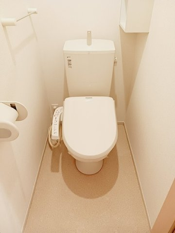 落ち着いた色調のトイレです