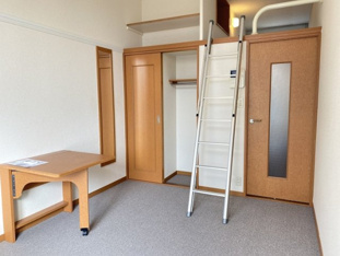 落ち着いて過ごせるお部屋なので、寝室にいかがでしょうか