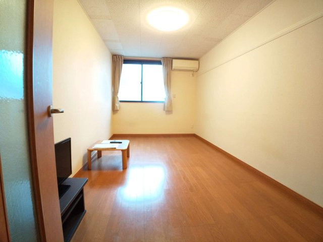 レオパレス富田林西の居間・リビング|ワイドな窓にて明るいお部屋