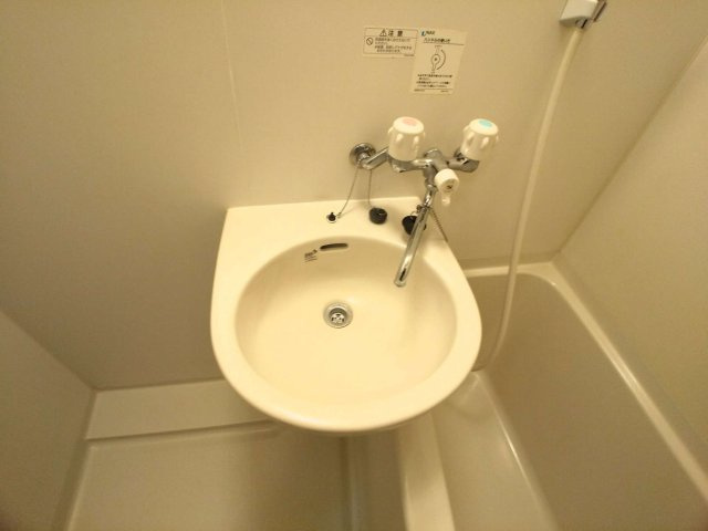 レオパレス富田林西の内装|鏡を備え　準備のしやすい洗面台