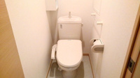 落ち着いた色調のトイレです