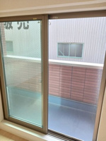 暖かな日差しのふりそそぐバルコニー