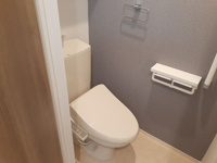落ち着いた色調のトイレです