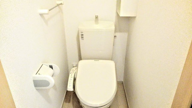 落ち着いた色調のトイレです