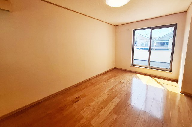 堺市南区大森の寝室|洋室2：バルコニーへの出入りが可能な約8.25帖の洋室です。