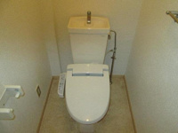 落ち着いた色調のトイレです