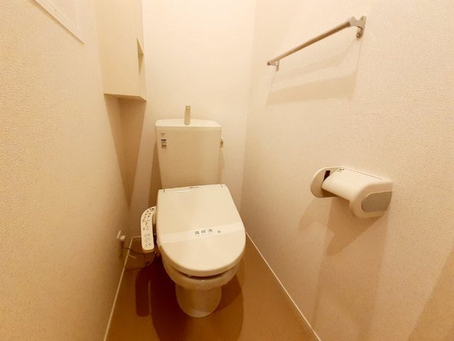 落ち着いた色調のトイレです