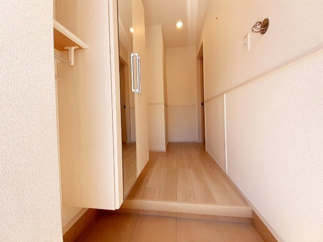 収納もある玄関です