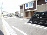 車をお持ちの方に嬉しい駐車場付きの物件です