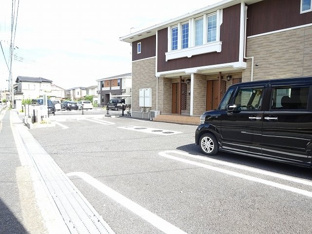 車をお持ちの方に嬉しい駐車場付きの物件です