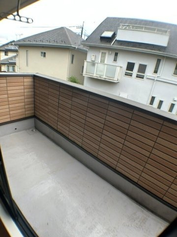 暖かな日差しのふりそそぐバルコニー