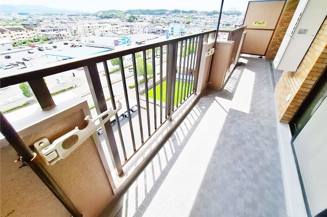 ダイアパレス富田林ステーションスクエアのバルコニー|バルコニー：リビングダイニング側（南向き）のバルコニーは日当り良好です。
