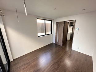落ち着いて過ごせるお部屋なので、寝室にいかがでしょうか