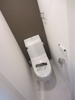 落ち着いた色調のトイレです