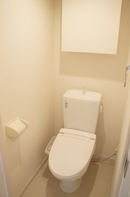 落ち着いた色調のトイレです