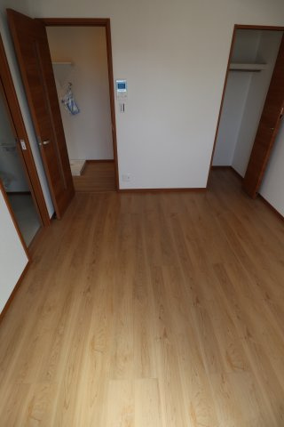 落ち着いた色調の寝室です