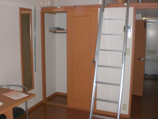 明るい色調の室内です