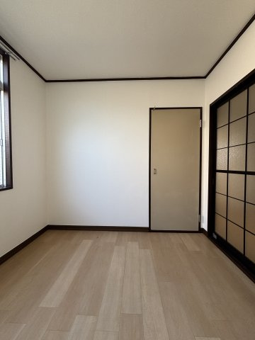落ち着いた色調の洋室です