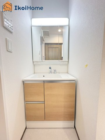 神戸市西区糀台2丁目　新築戸建　A号棟の洗面所|【ホームページに現地動画掲載中】●年中無休：当日予約可●洗面は便利な３面鏡。ゆったりワイドシンク仕様
