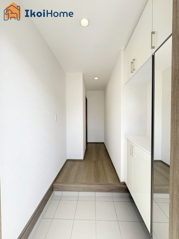 神戸市西区糀台2丁目　新築戸建　A号棟の玄関|【ホームページに現地動画掲載中】●年中無休：当日予約可●玄関には便利な姿見付シューズボックスを完備！
