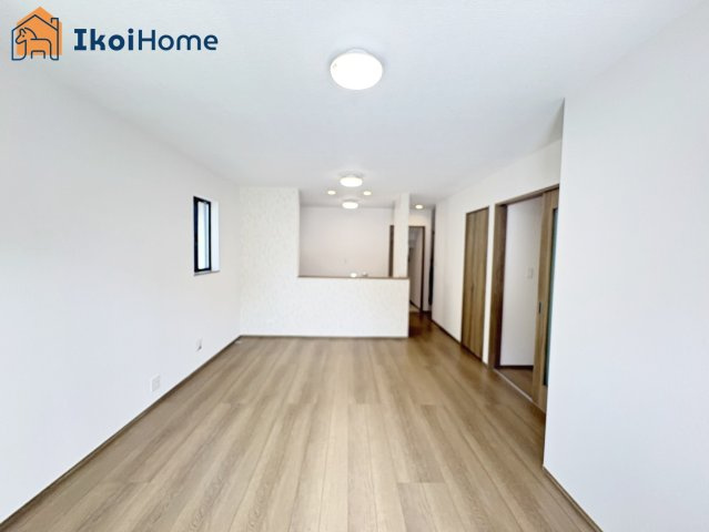 神戸市西区糀台2丁目　新築戸建　A号棟の居間・リビング|【ホームページに現地動画掲載中】●年中無休：当日予約可●明るく開放感もある1階15帖のLDKです。