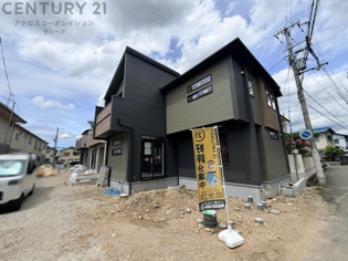 阪急「武庫之荘」駅や伊丹線「伊丹」駅行きのバス停（「野間西」等）まで徒歩3〜5分と近く、通勤・通学に便利です。