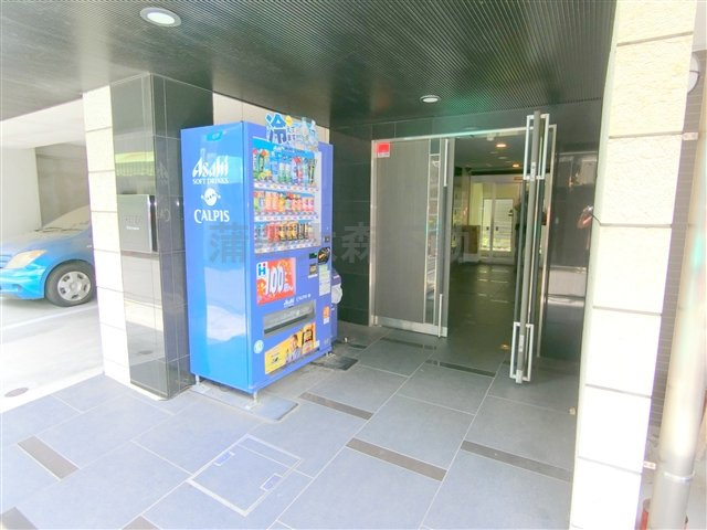 ジーベック西蒲田の外観|意外とうれしいエントランス入口に自販機！あります。