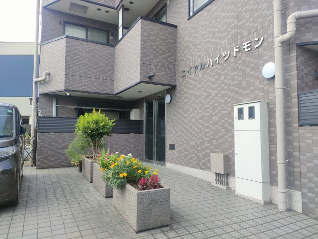ロイヤルハイツドモンのエントランス