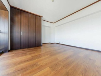 【洋室】 | クレードル柿の木坂 | 洋室は約6帖・約5帖・約5帖の3室を配置。主寝室と子ども部屋を分けたり、在宅ワーク用のスペースを設けたりと、家族構成やライフスタイルに合わせて柔軟に使い分けられます。