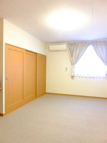 レオパレス蘇我加藤の寝室|2Ｆはじゅうたんです