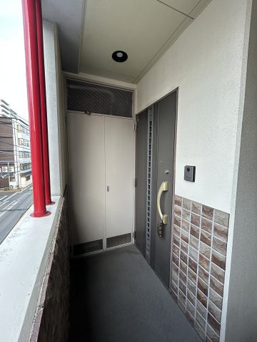 TYビルの玄関