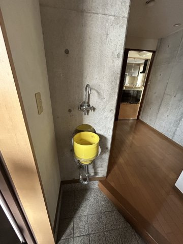 TYビルの玄関