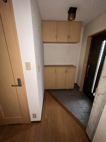 TYビルの玄関